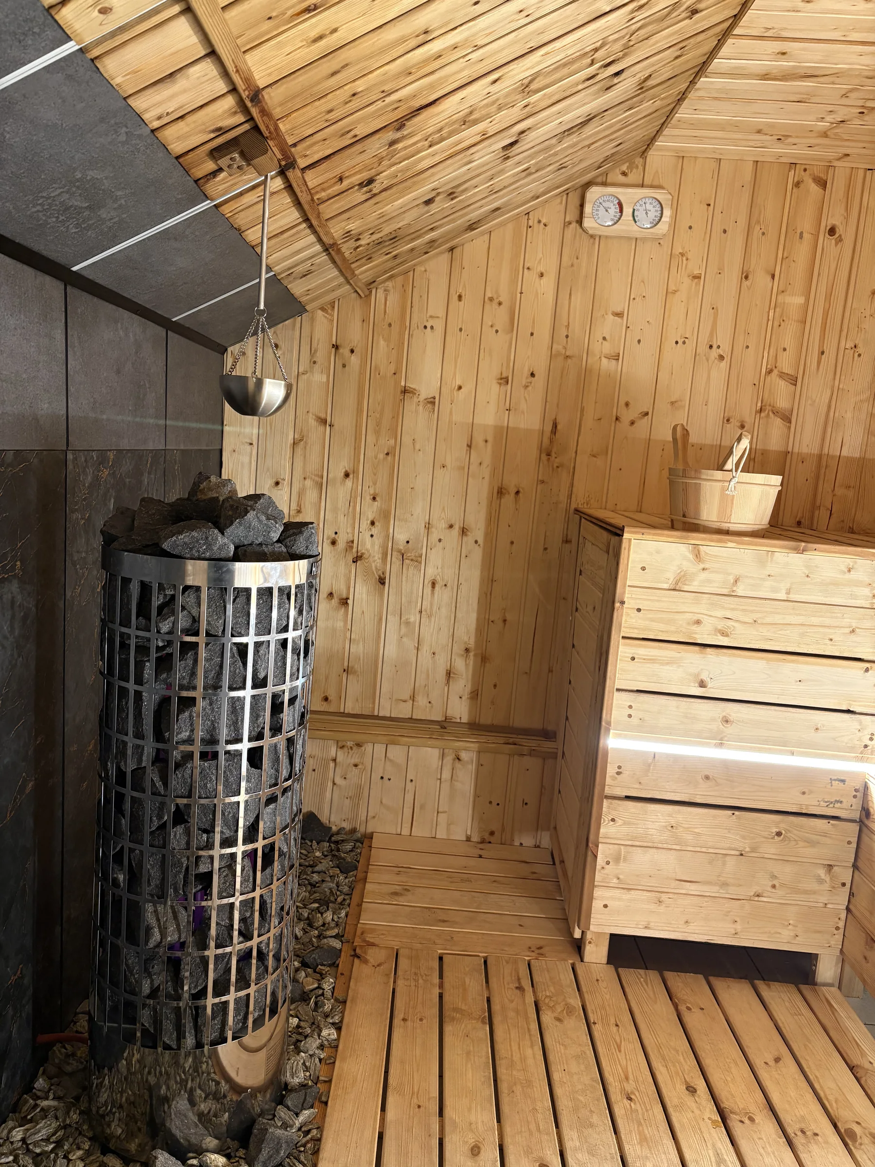 Piec i ławy w saunie Fito Relax